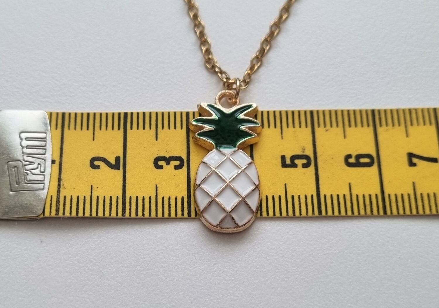 Guldfärgat halsband (50 cm) med en söt ananas som berlock