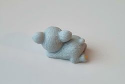 Gullig liten Koala. Miniatyr / figurin för dockhus, tittskåp mm (variant 4)