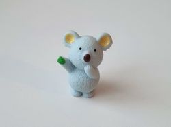 Gullig liten Koala. Miniatyr / figurin för dockhus, tittskåp mm (variant 3)