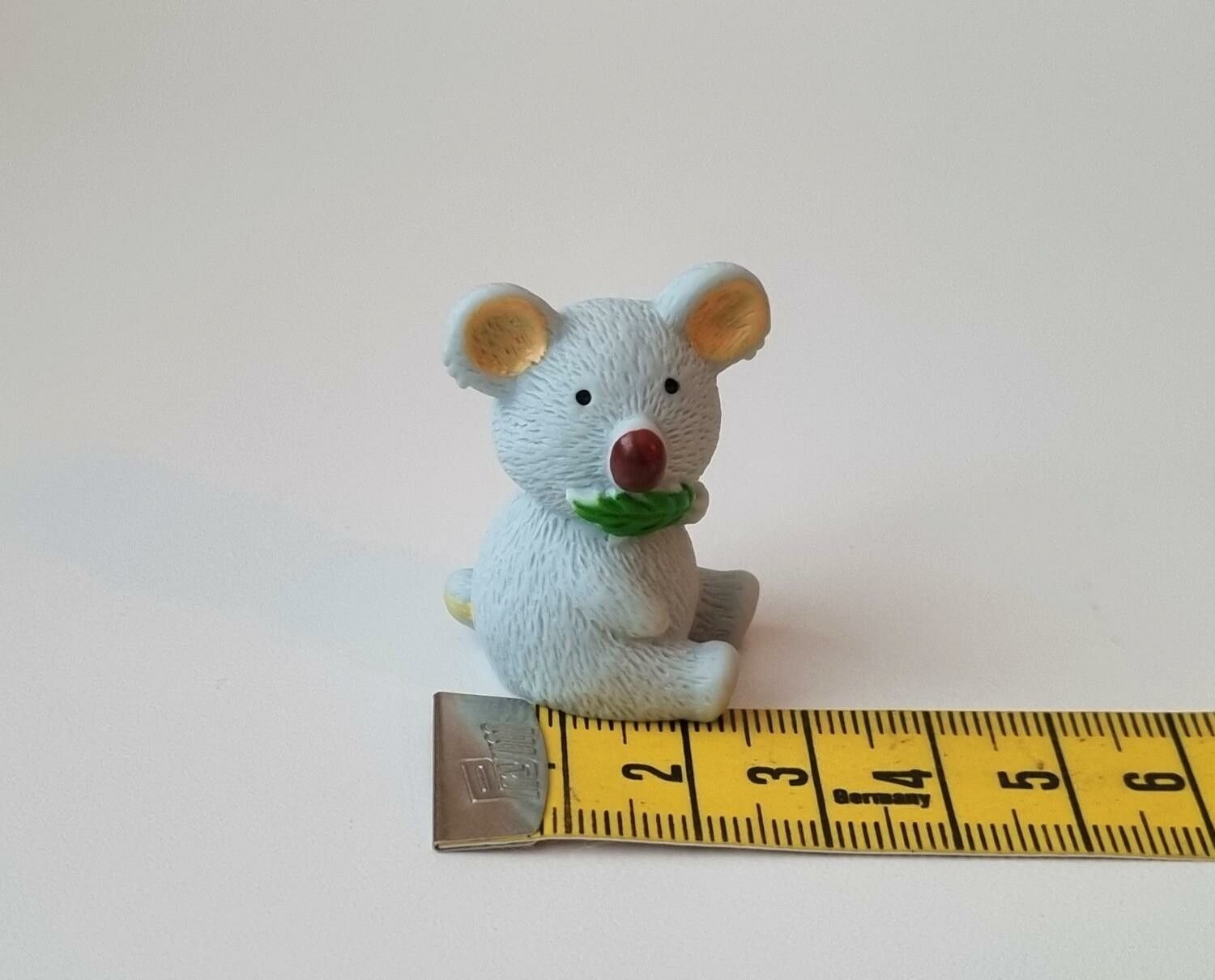 Gullig liten Koala. Miniatyr / figurin för dockhus, tittskåp mm (variant 5)