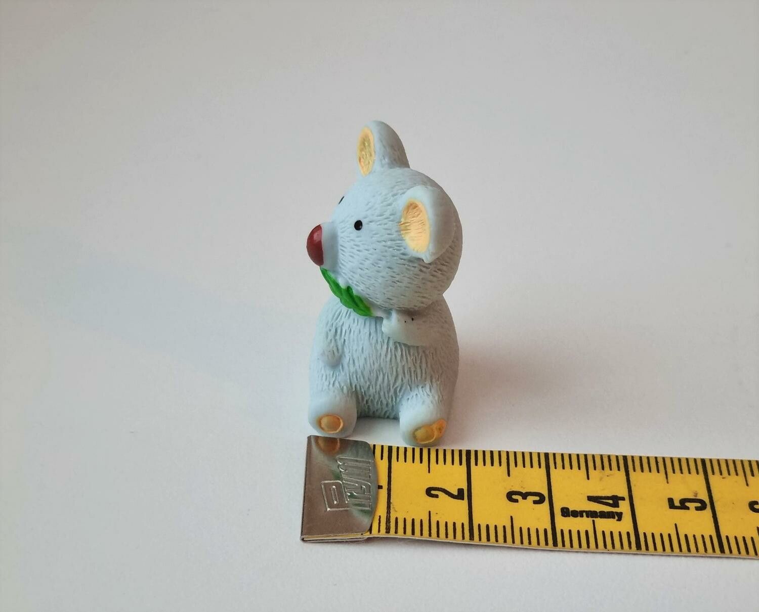 Gullig liten Koala. Miniatyr / figurin för dockhus, tittskåp mm (variant 5)