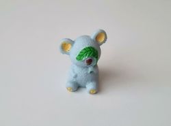 Söt liten Koala. Miniatyr / figurin för dockhus, tittskåp mm (variant 1)