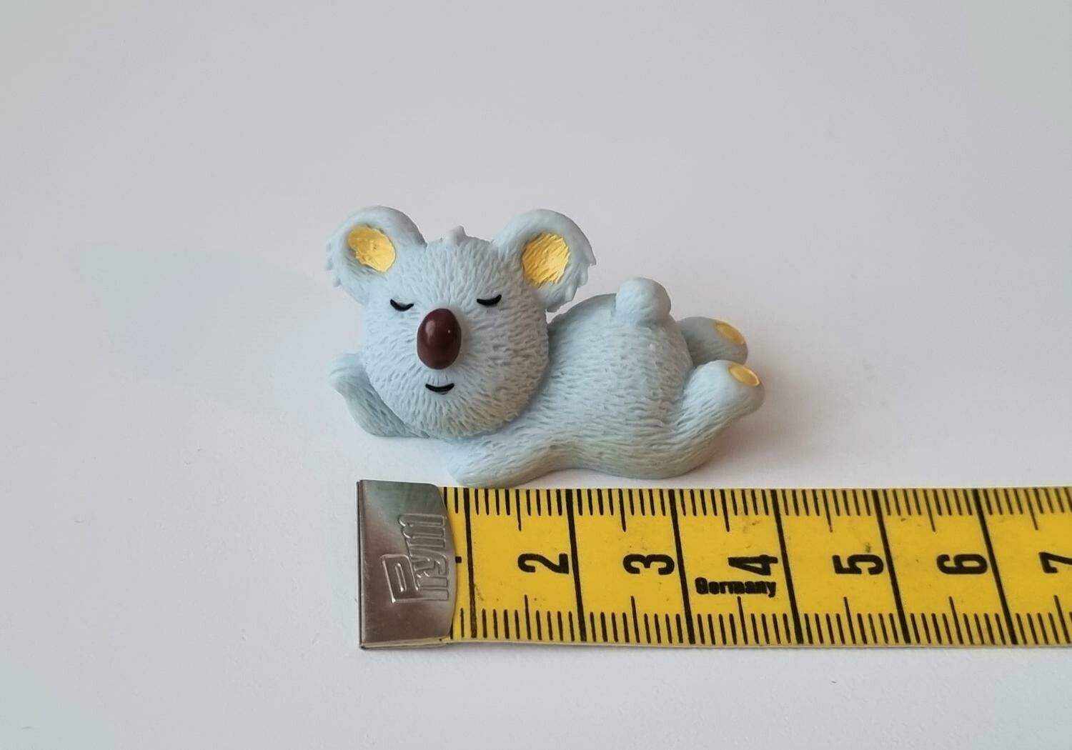 Gullig liten Koala. Miniatyr / figurin för dockhus, tittskåp mm (variant 2)
