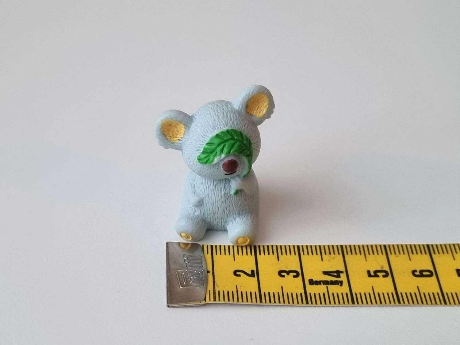 Söt liten Koala. Miniatyr / figurin för dockhus, tittskåp mm (variant 1)