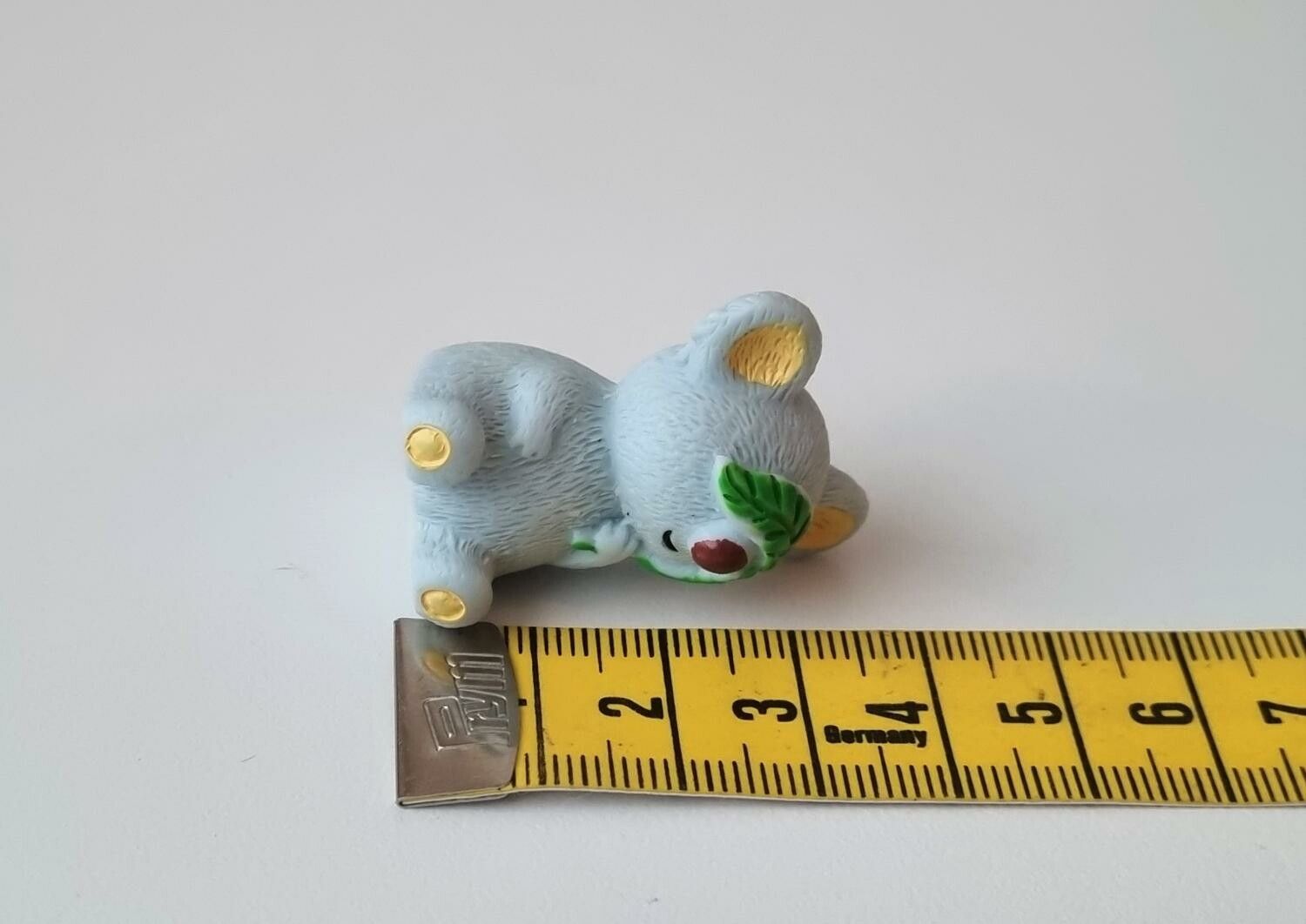 Söt liten Koala. Miniatyr / figurin för dockhus, tittskåp mm (variant 1)