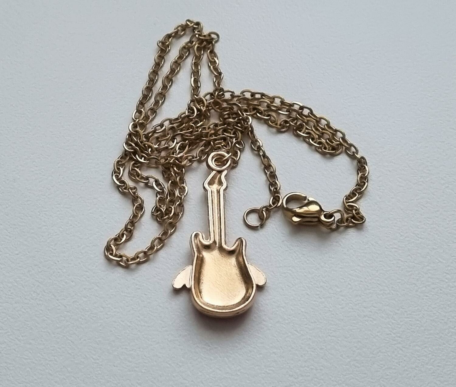 Guldfärgat halsband (50 cm) med en söt gitarr som berlock