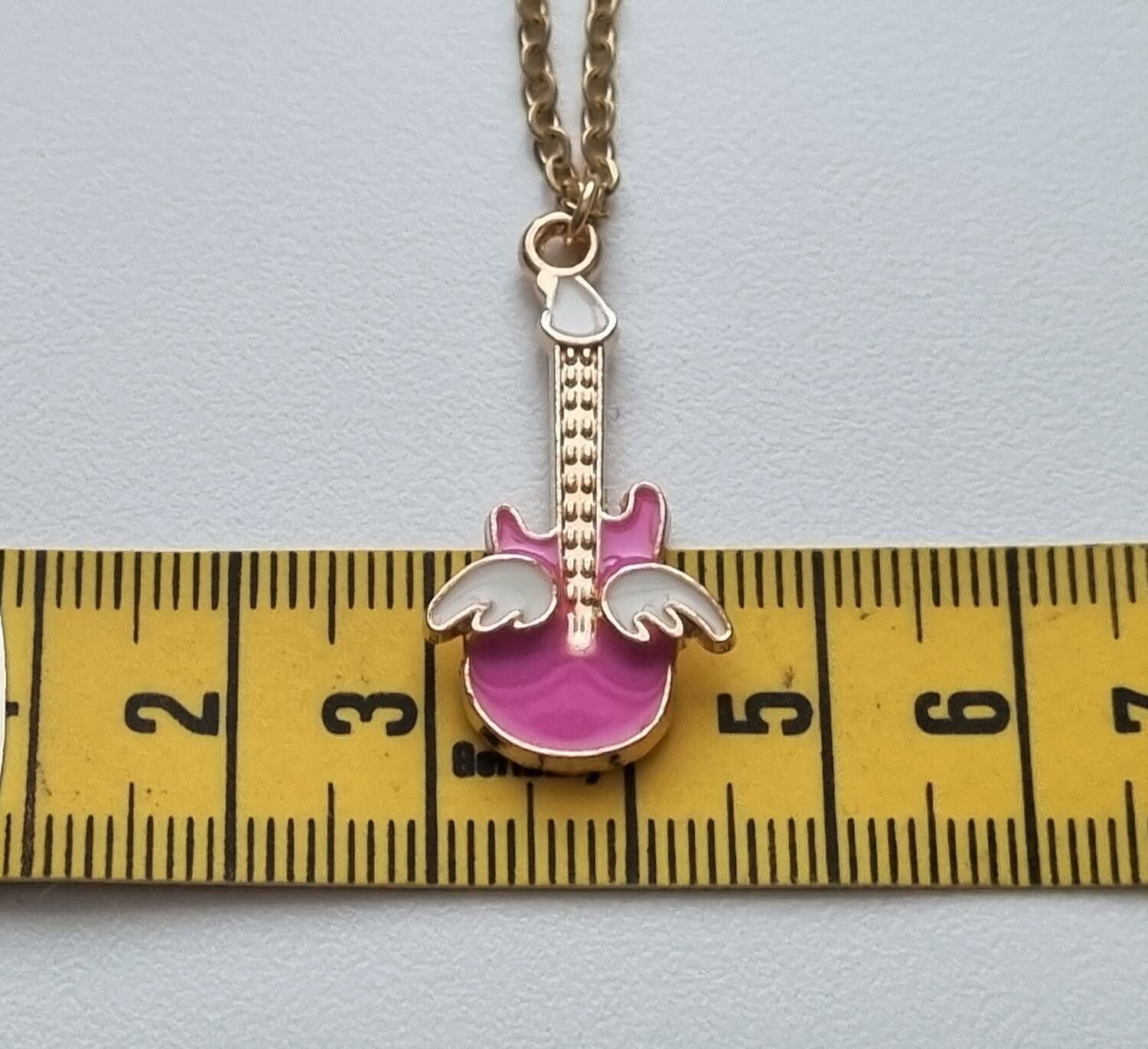 Guldfärgat halsband (50 cm) med en söt gitarr som berlock