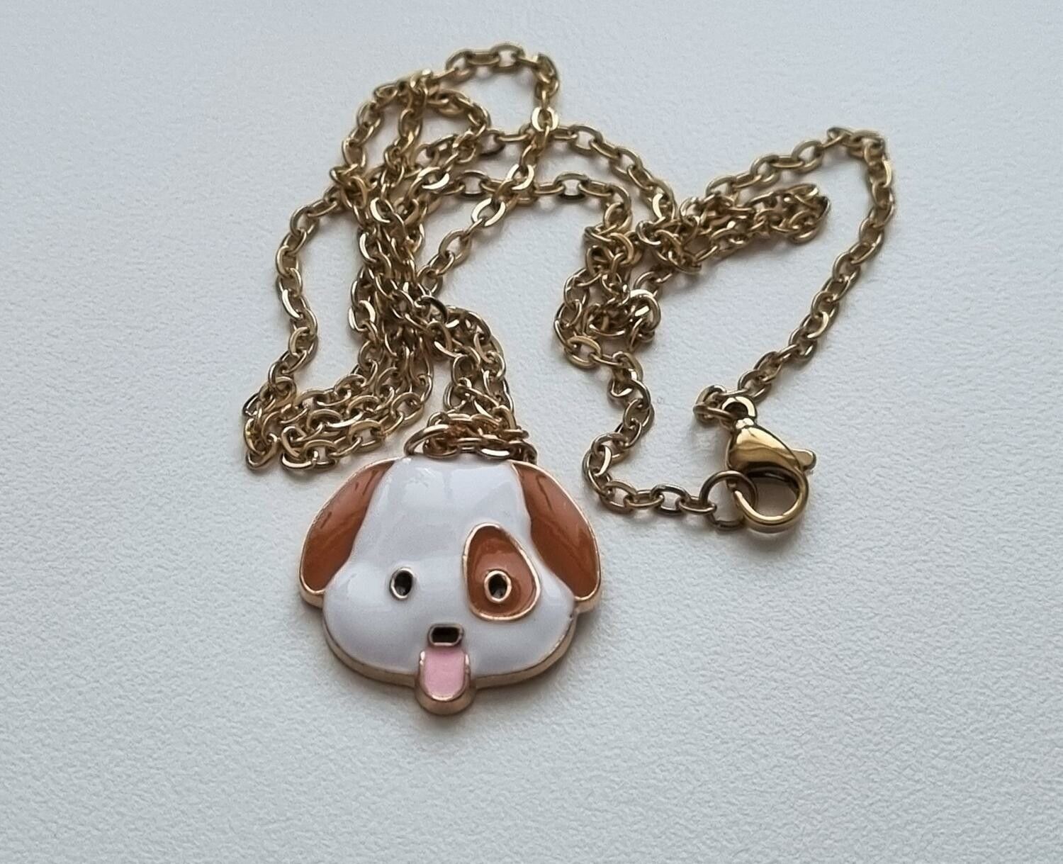 Guldfärgat halsband (50 cm) med en söt liten hund som berlock