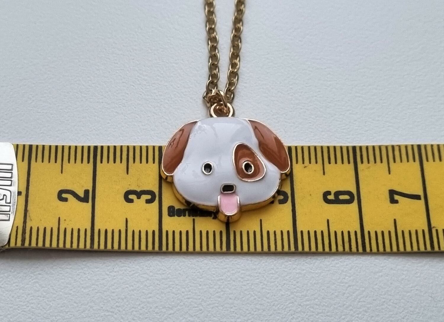 Guldfärgat halsband (50 cm) med en söt liten hund som berlock
