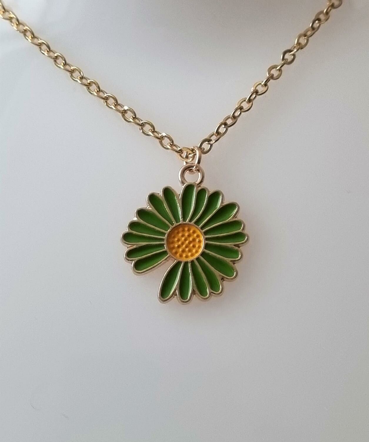 Guldfärgat halsband (50 cm) med en söt grön blomma som berlock