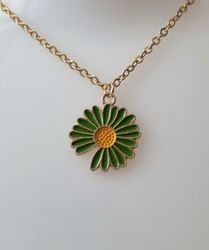Guldfärgat halsband (50 cm) med en söt grön blomma som berlock