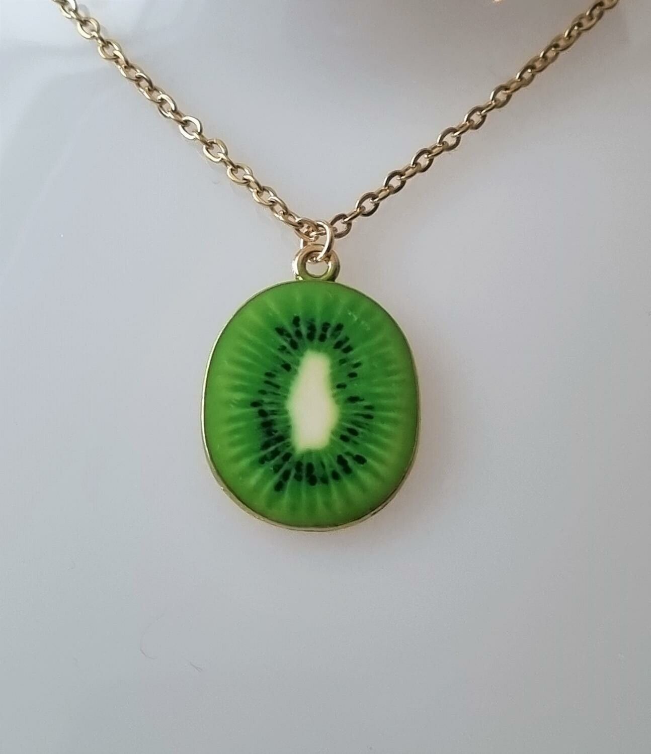 Guldfärgat halsband (50 cm) med en söt kiwi som berlock