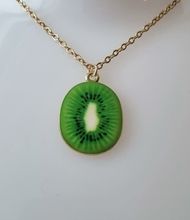 Guldfärgat halsband (50 cm) med en söt kiwi som berlock