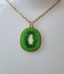 Guldfärgat halsband (50 cm) med en söt kiwi som berlock