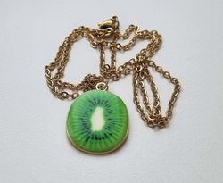 Guldfärgat halsband (50 cm) med en söt kiwi som berlock