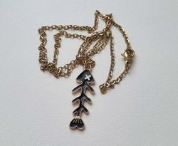 Guldfärgat halsband (50 cm) med en fisk / ett fiskben som berlock
