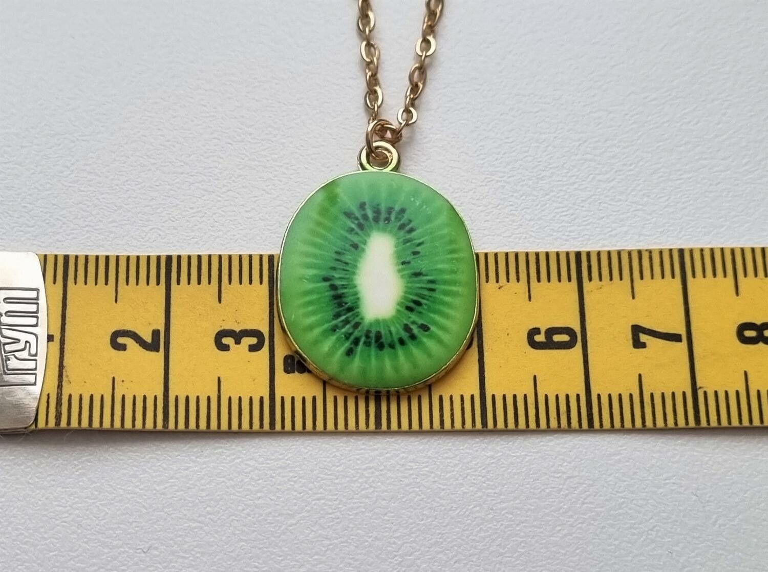 Guldfärgat halsband (50 cm) med en söt kiwi som berlock