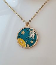 Guldfärgat halsband (50 cm) i rostfritt stål. Astronaut i rymden