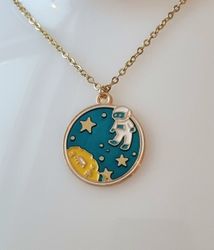 Guldfärgat halsband (50 cm) i rostfritt stål. Astronaut i rymden