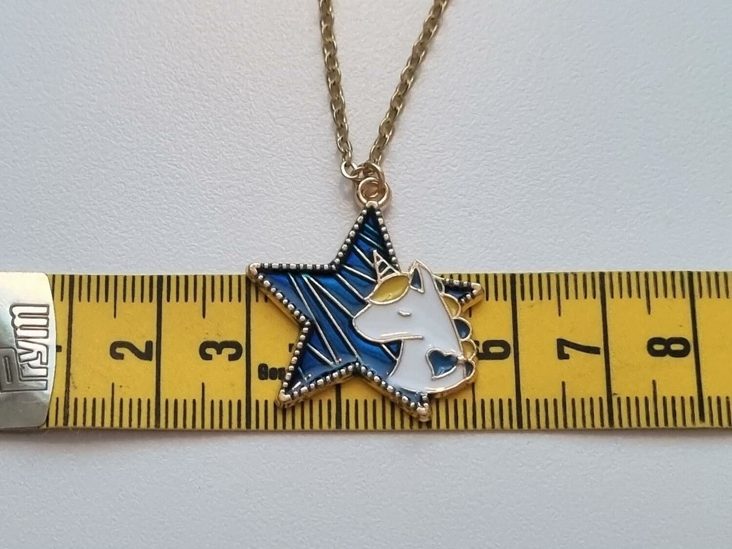 Guldfärgat halsband (50 cm) i rostfritt stål. Enhörning i stjärna