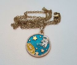 Guldfärgat halsband (50 cm) i rostfritt stål. Astronaut i rymden