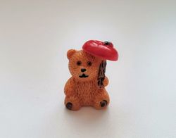 Nalle / björn med äpple som paraply. Miniatyr för dockhus, tittskåp, tågräls mm