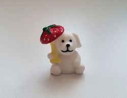 Hund med jordgubbe som paraply. Miniatyr för dockhus, tittskåp, tågräls mm
