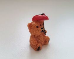 Nalle / björn med äpple som paraply. Miniatyr för dockhus, tittskåp, tågräls mm