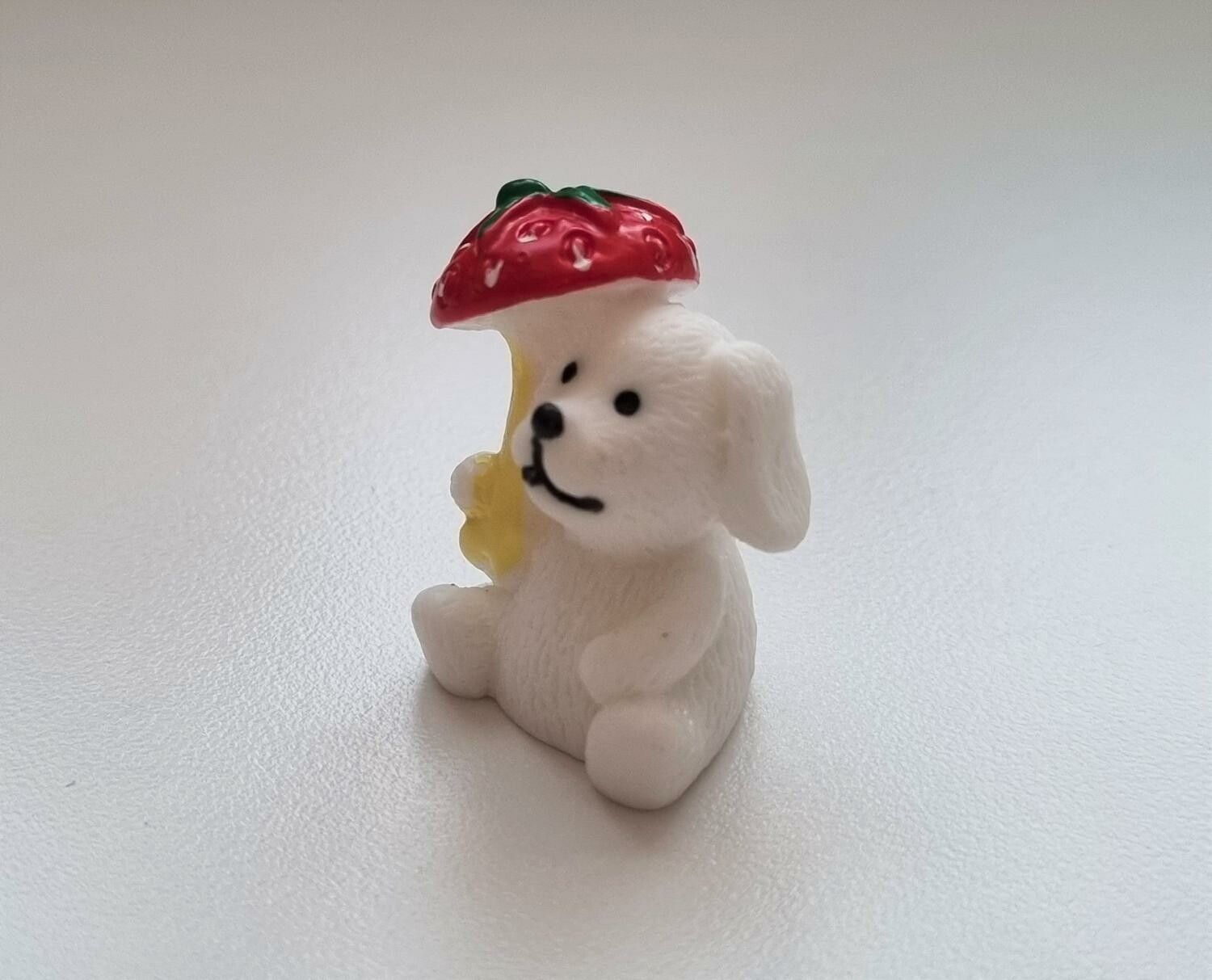 Hund med jordgubbe som paraply. Miniatyr för dockhus, tittskåp, tågräls mm