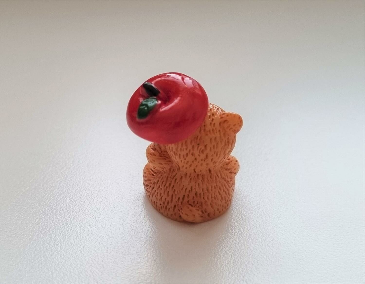 Nalle / björn med äpple som paraply. Miniatyr för dockhus, tittskåp, tågräls mm