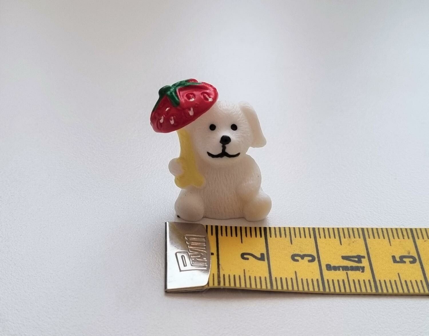 Hund med jordgubbe som paraply. Miniatyr för dockhus, tittskåp, tågräls mm