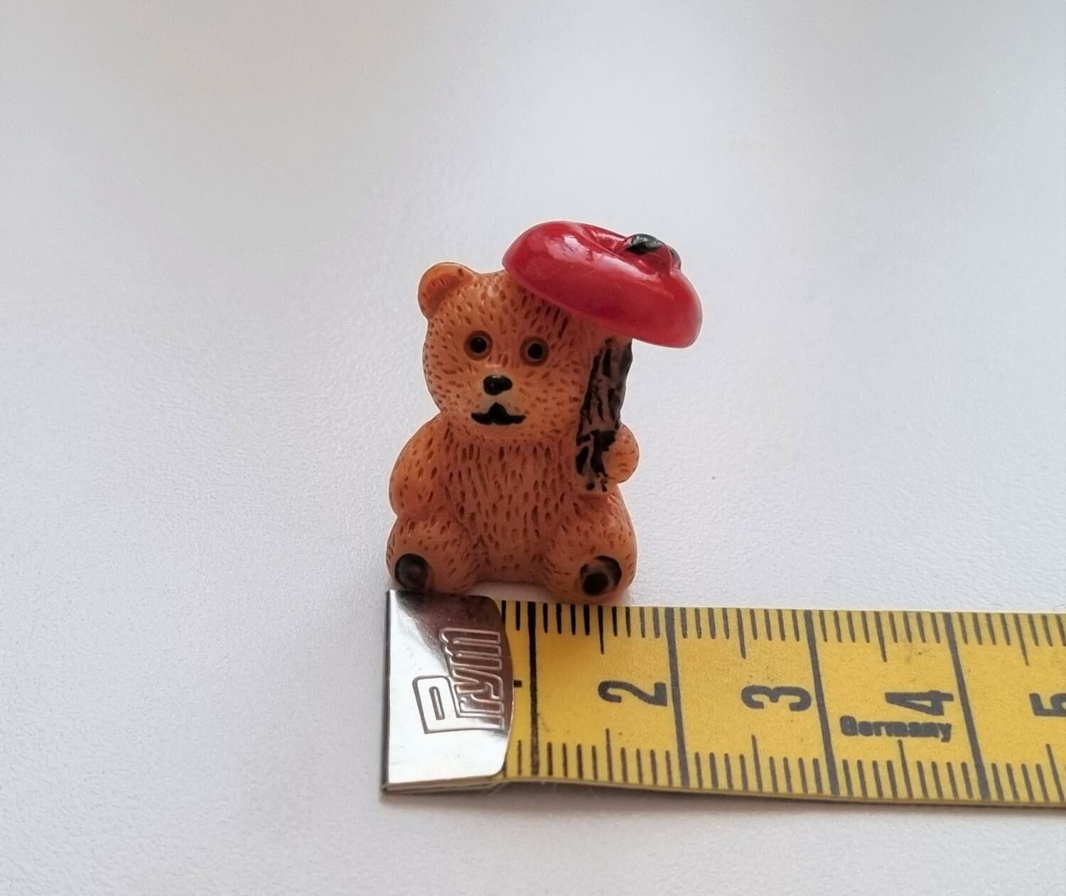 Nalle / björn med äpple som paraply. Miniatyr för dockhus, tittskåp, tågräls mm