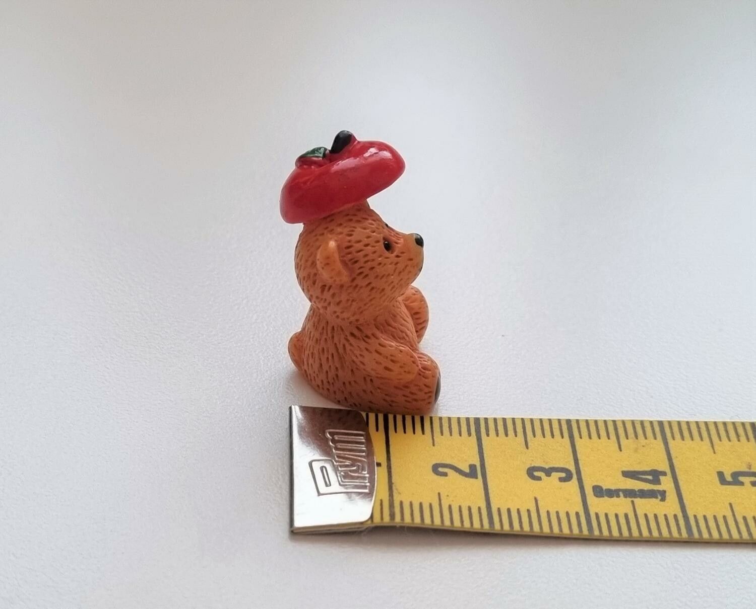 Nalle / björn med äpple som paraply. Miniatyr för dockhus, tittskåp, tågräls mm