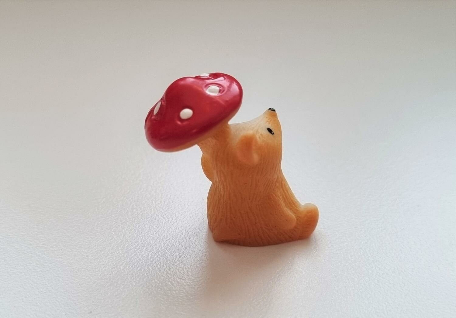Gnagare med svamp som paraply. Miniatyr för dockhus, tittskåp, tågräls mm