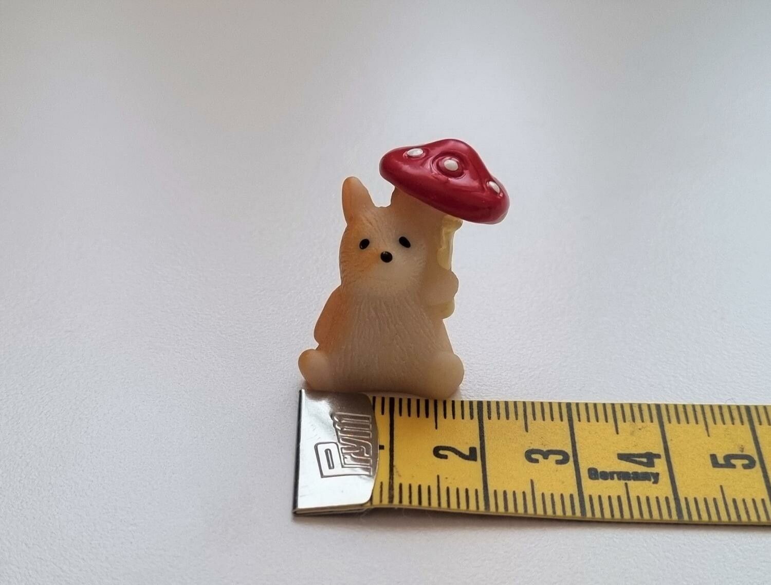 Gnagare med svamp som paraply. Miniatyr för dockhus, tittskåp, tågräls mm