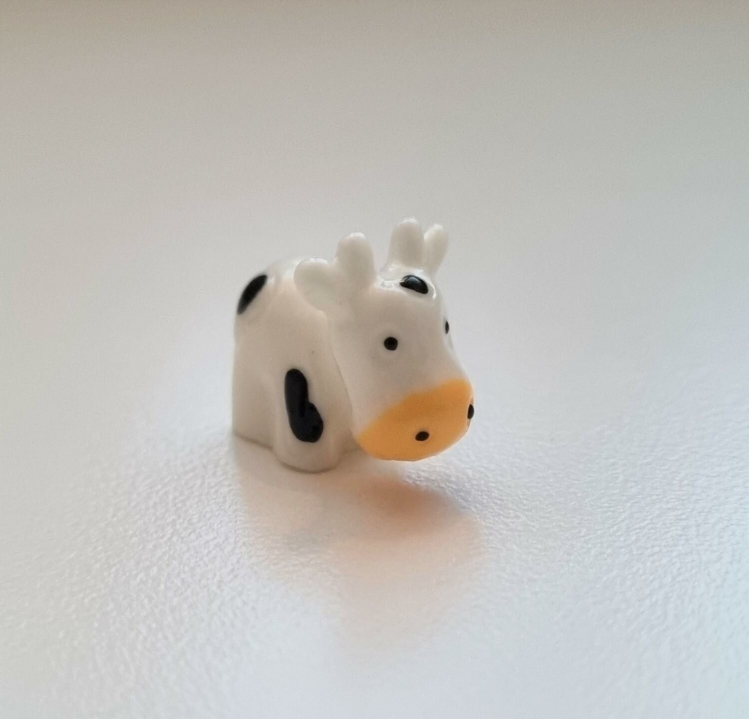 1 st vit ko / kossa. Miniatyr för dockhus, tittskåp, tågräls mm