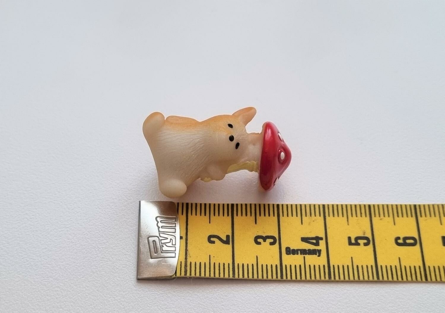 Gnagare med svamp som paraply. Miniatyr för dockhus, tittskåp, tågräls mm