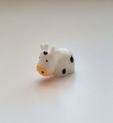 1 st vit ko / kossa. Miniatyr för dockhus, tittskåp, tågräls mm