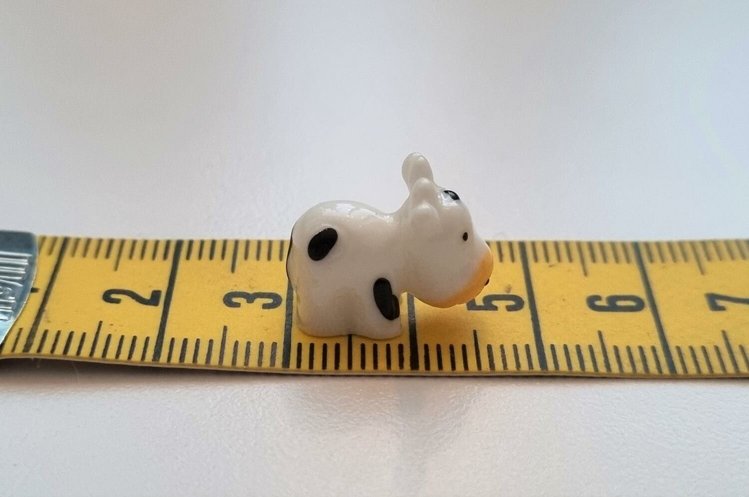 1 st vit ko / kossa. Miniatyr för dockhus, tittskåp, tågräls mm