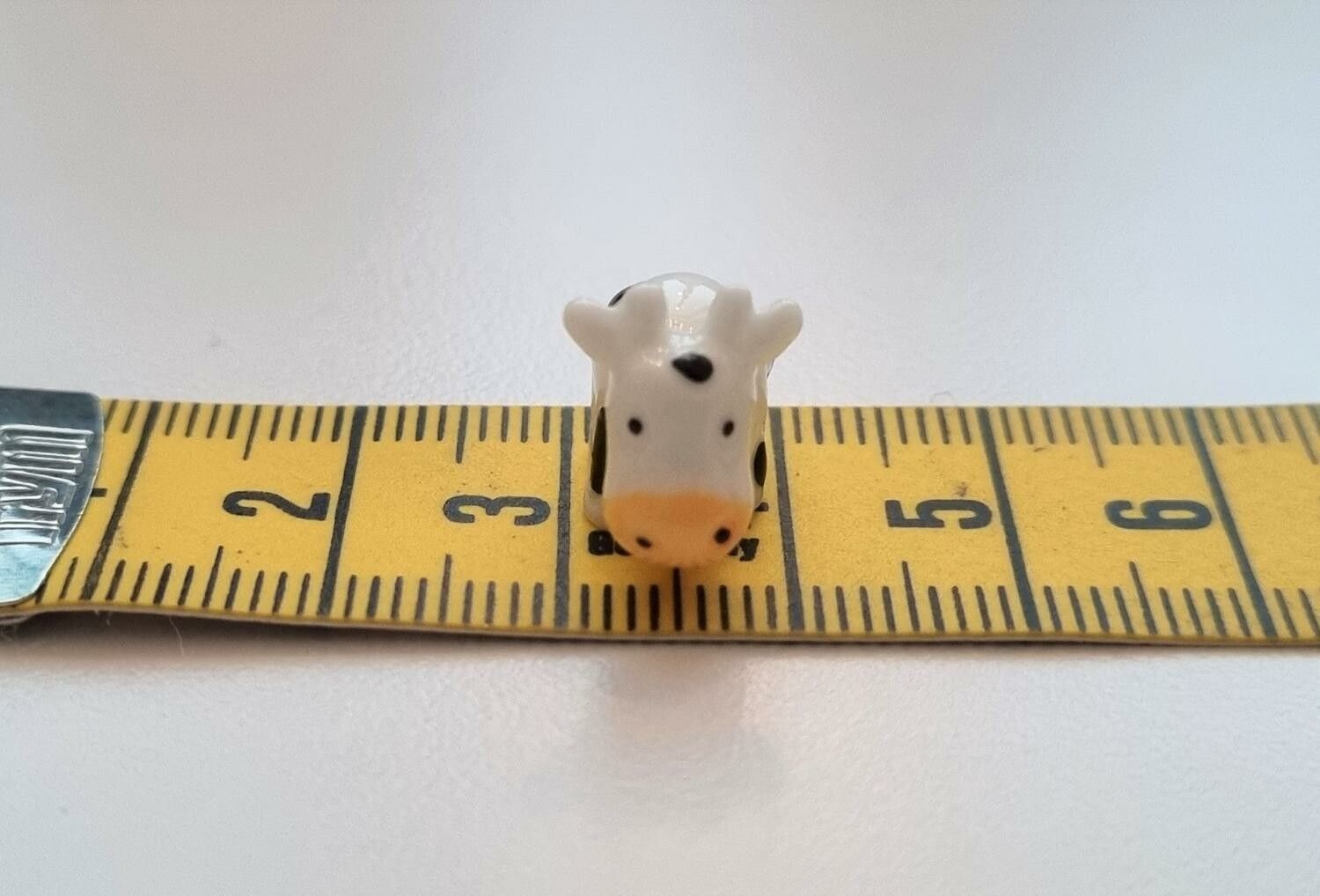 1 st vit ko / kossa. Miniatyr för dockhus, tittskåp, tågräls mm