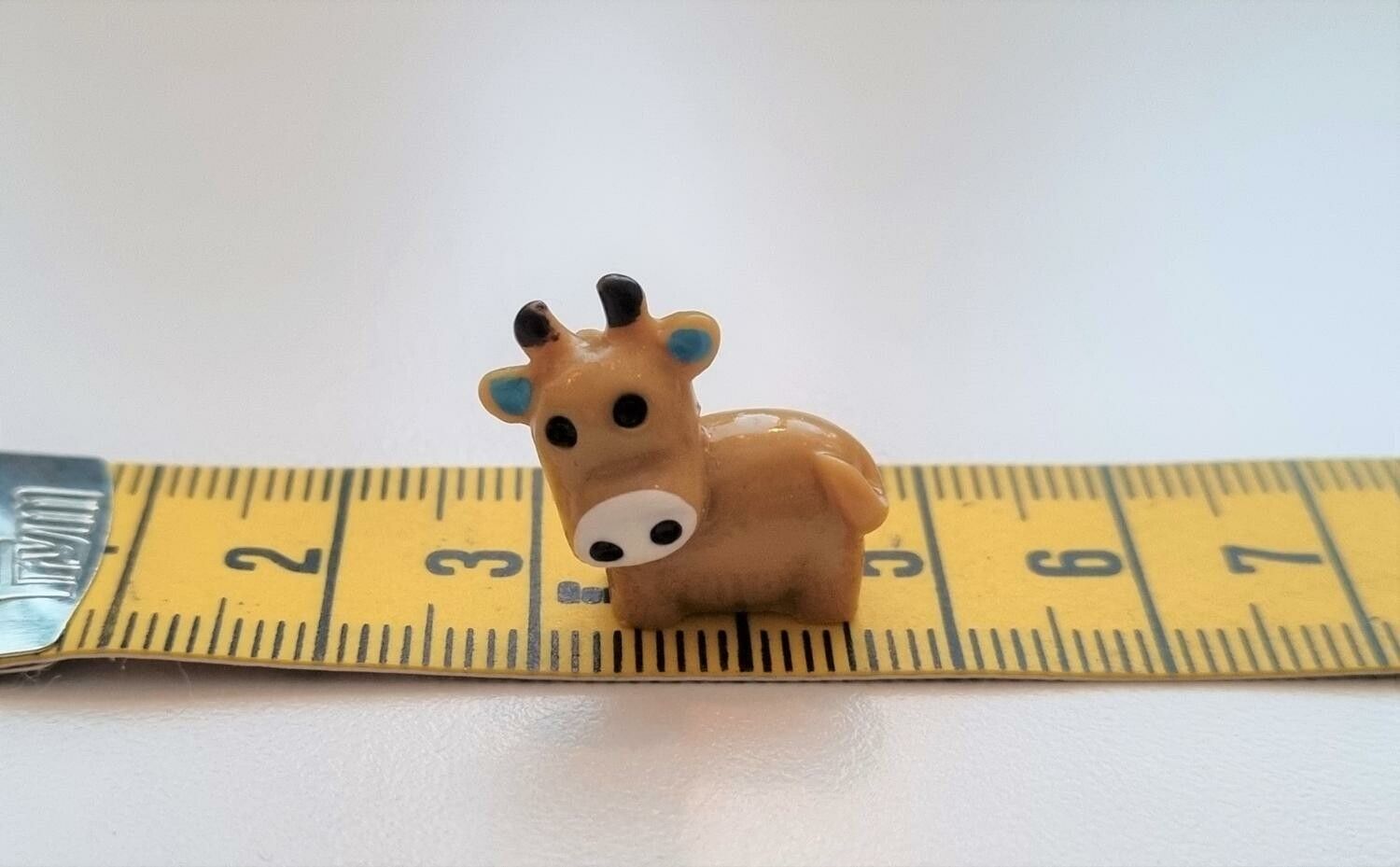 1 st brun ko / kossa. Miniatyr för dockhus, tittskåp, tågräls mm