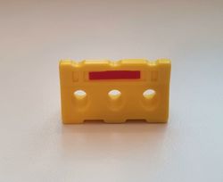 1 st gul vägspärr. Miniatyr för dockhus, tittskåp, tågräls mm