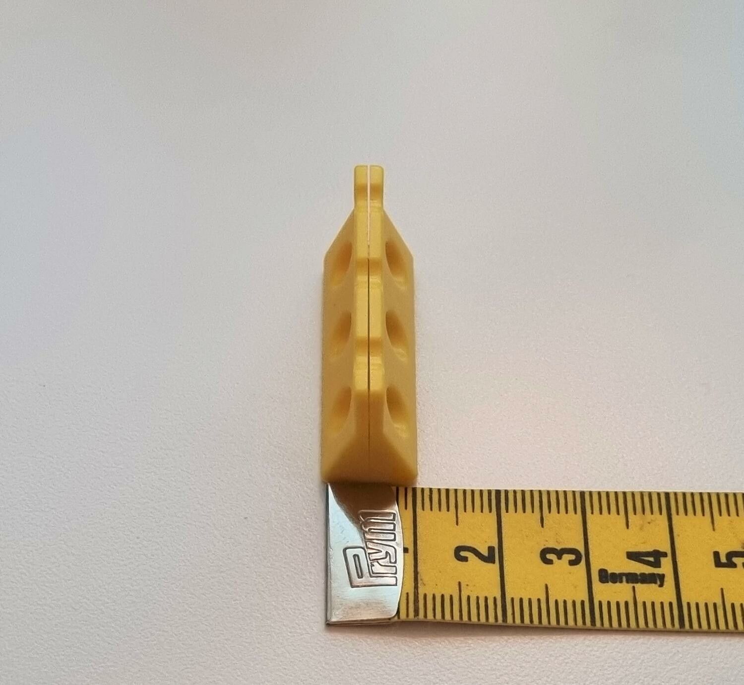 1 st gul vägspärr. Miniatyr för dockhus, tittskåp, tågräls mm