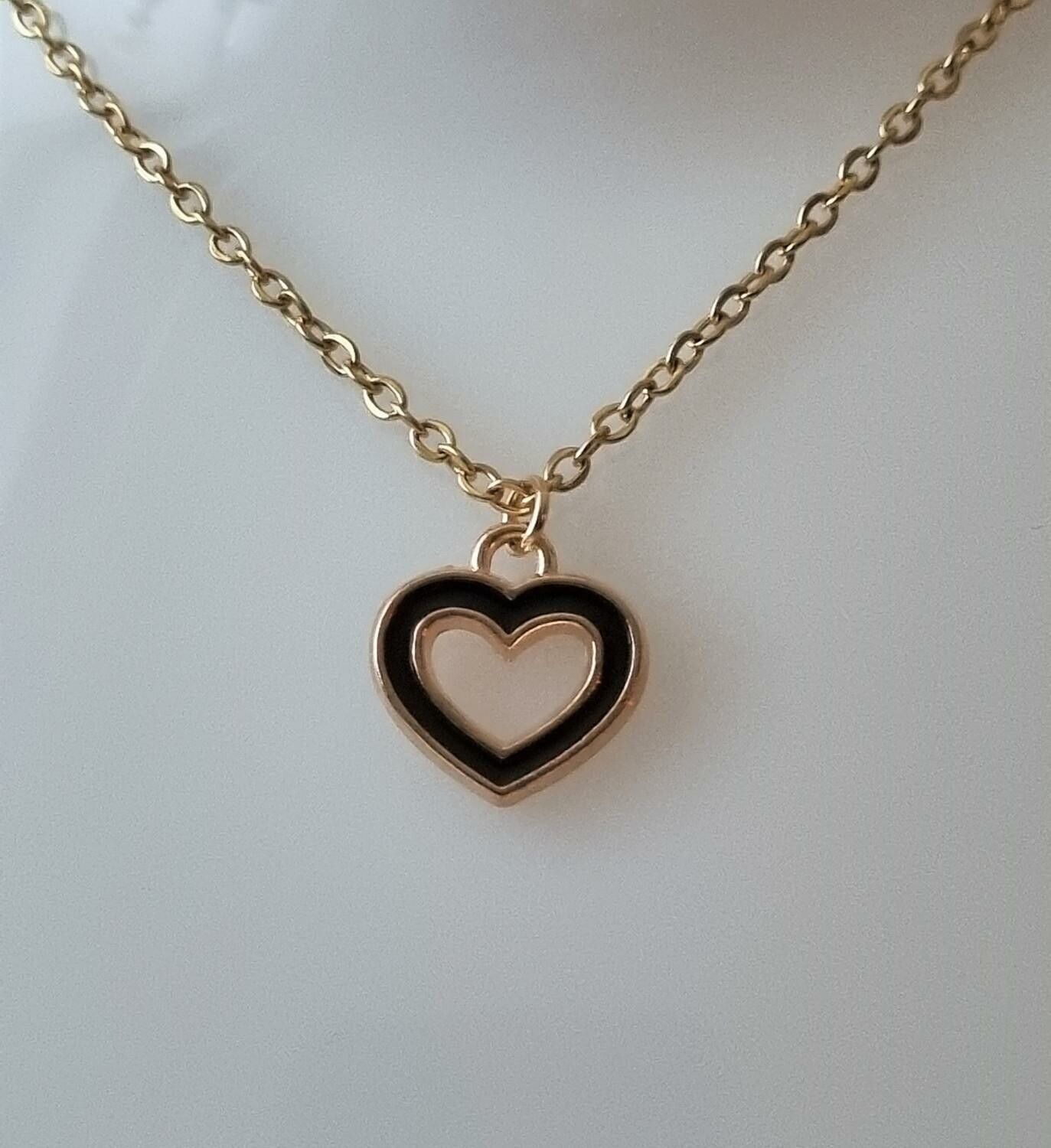 Guldfärgat halsband i rostfritt stål med ett svart hjärta