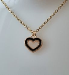 Guldfärgat halsband i rostfritt stål med ett svart hjärta