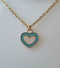 Guldfärgat halsband i rostfritt stål med ett blått hjärta