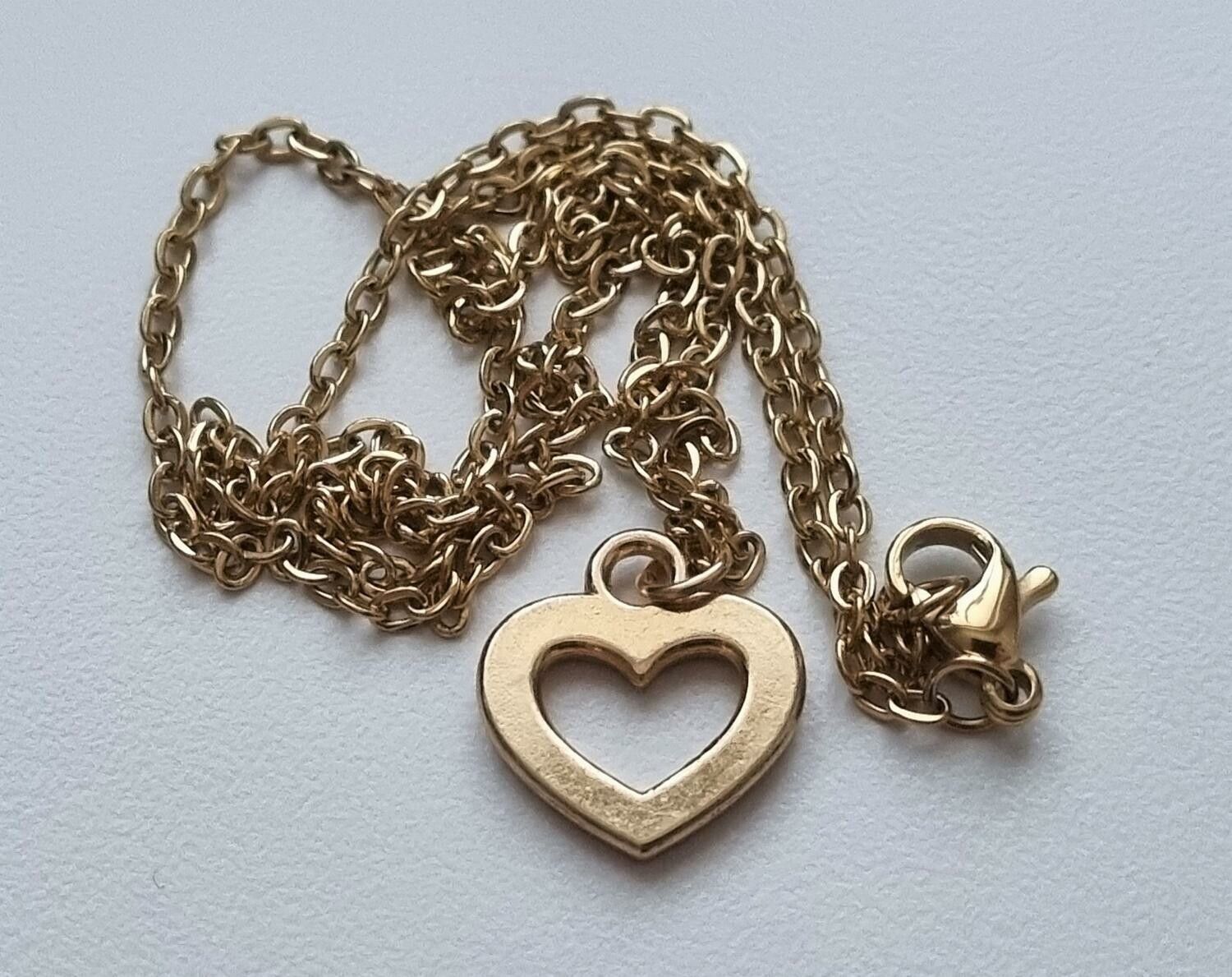 Guldfärgat halsband i rostfritt stål med ett blått hjärta
