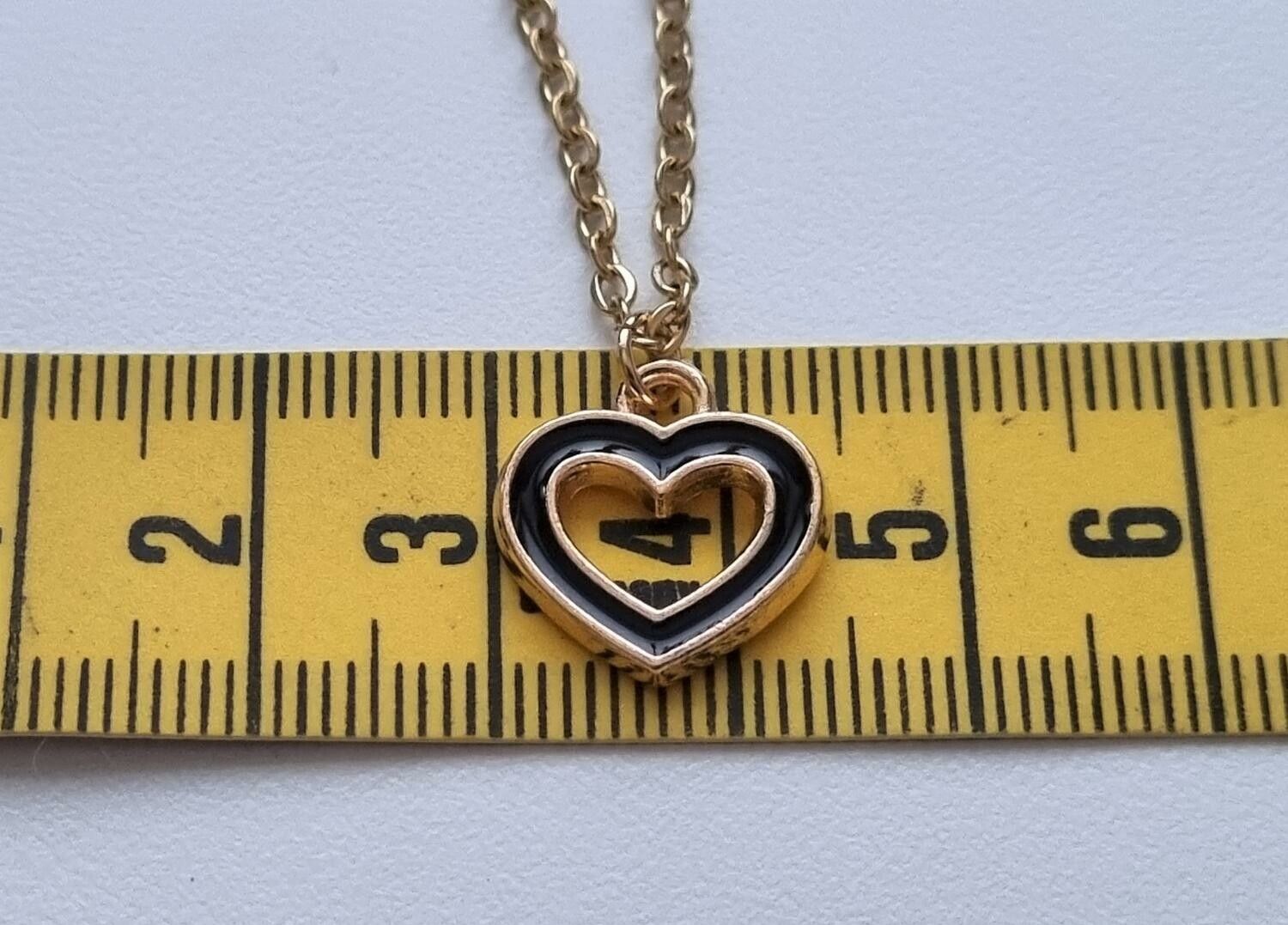 Guldfärgat halsband i rostfritt stål med ett svart hjärta