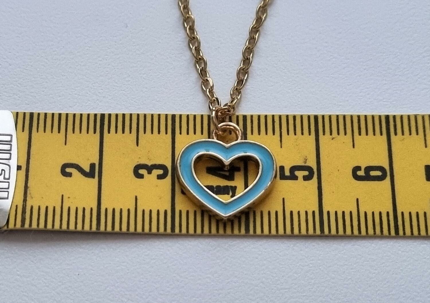 Guldfärgat halsband i rostfritt stål med ett blått hjärta