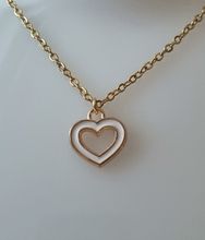 Guldfärgat halsband i rostfritt stål med ett vitt hjärta